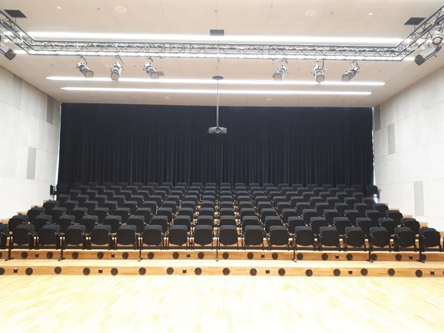 Image de l’auditoire côté gradin