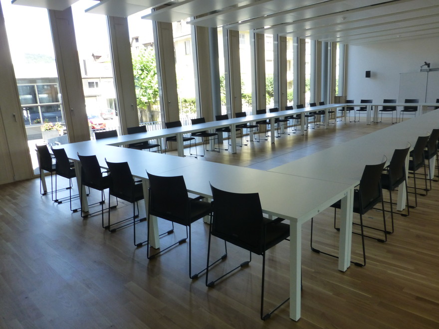 Photo de la salle de séance 007 vue côté fenêtre : 30 à 35 places