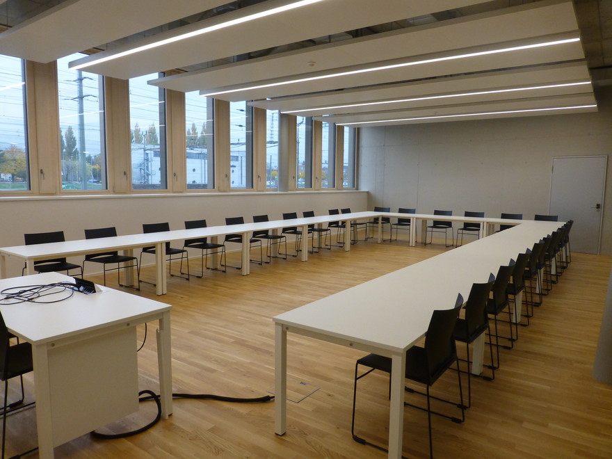 Salle de séance 010 : 20 à 25 places.